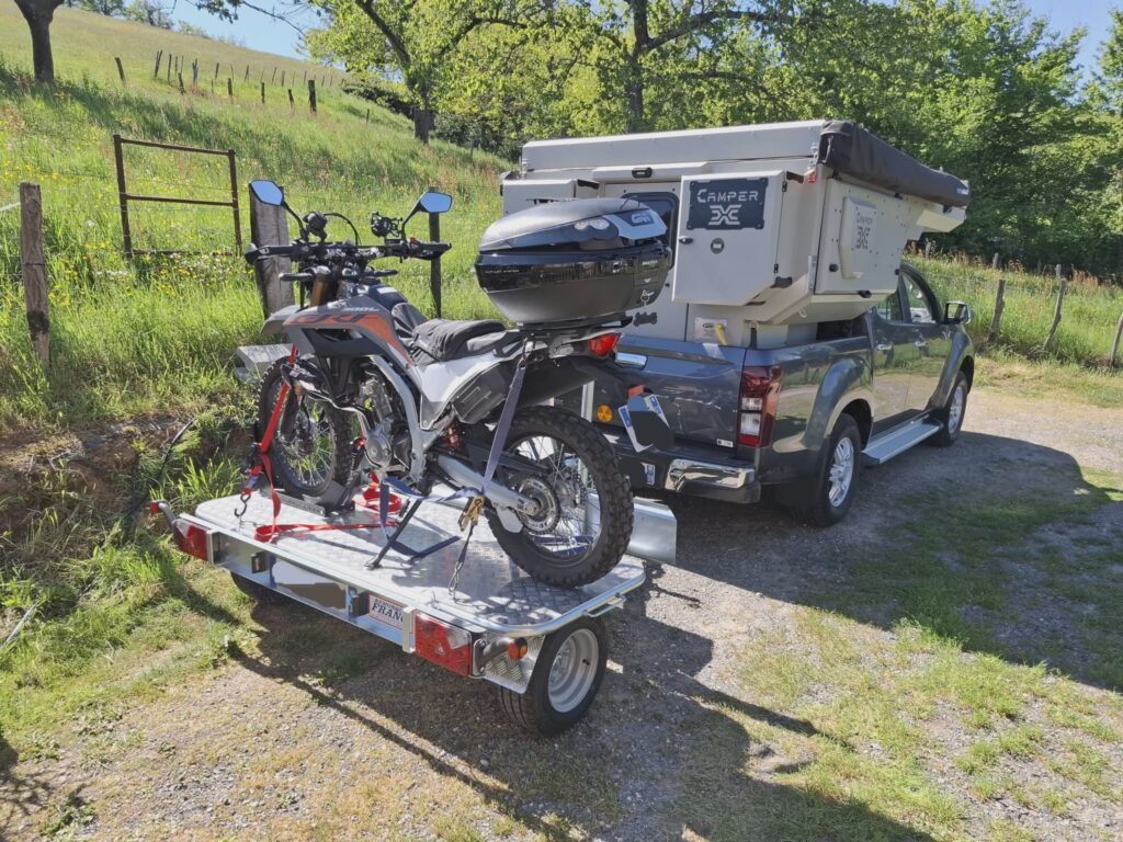 Roadster Camp derrière un camping-car, moto + vélo – Remorques Franc Lyon