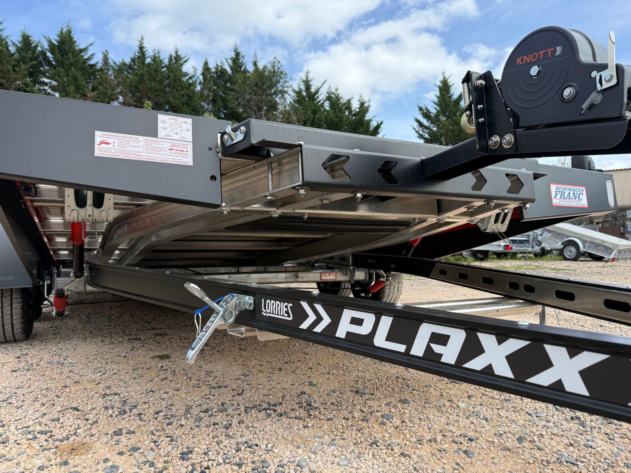 Lorries PLAXX-4520 Lorries PLAXX-4520-plateau basculant + rampes-vu-dessous