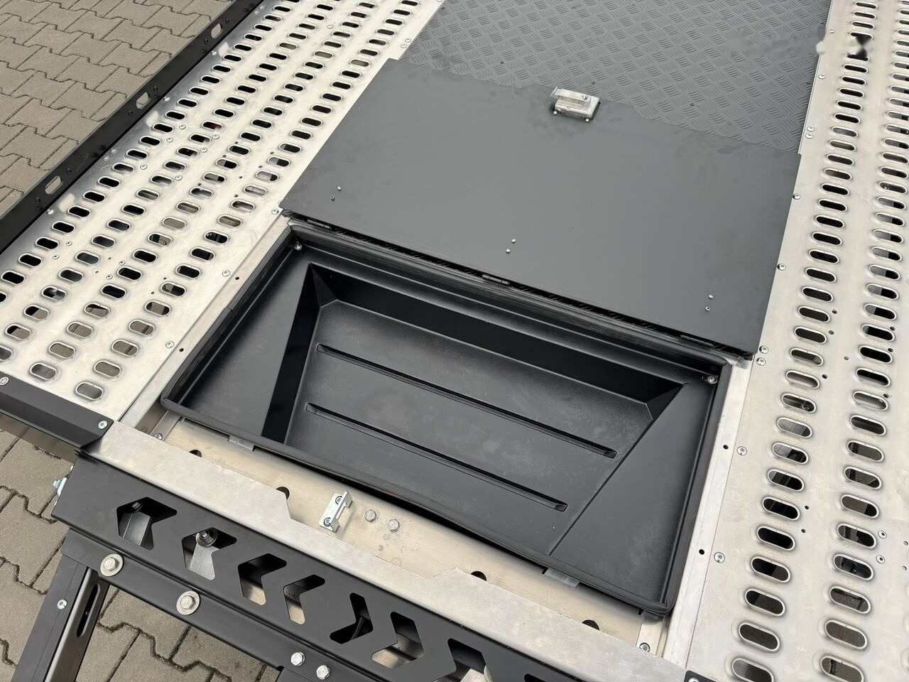 Lorries PLAXX-4520 Lorries PLAXX-4520-noir plateau basculant + rampes, coffre de rangement