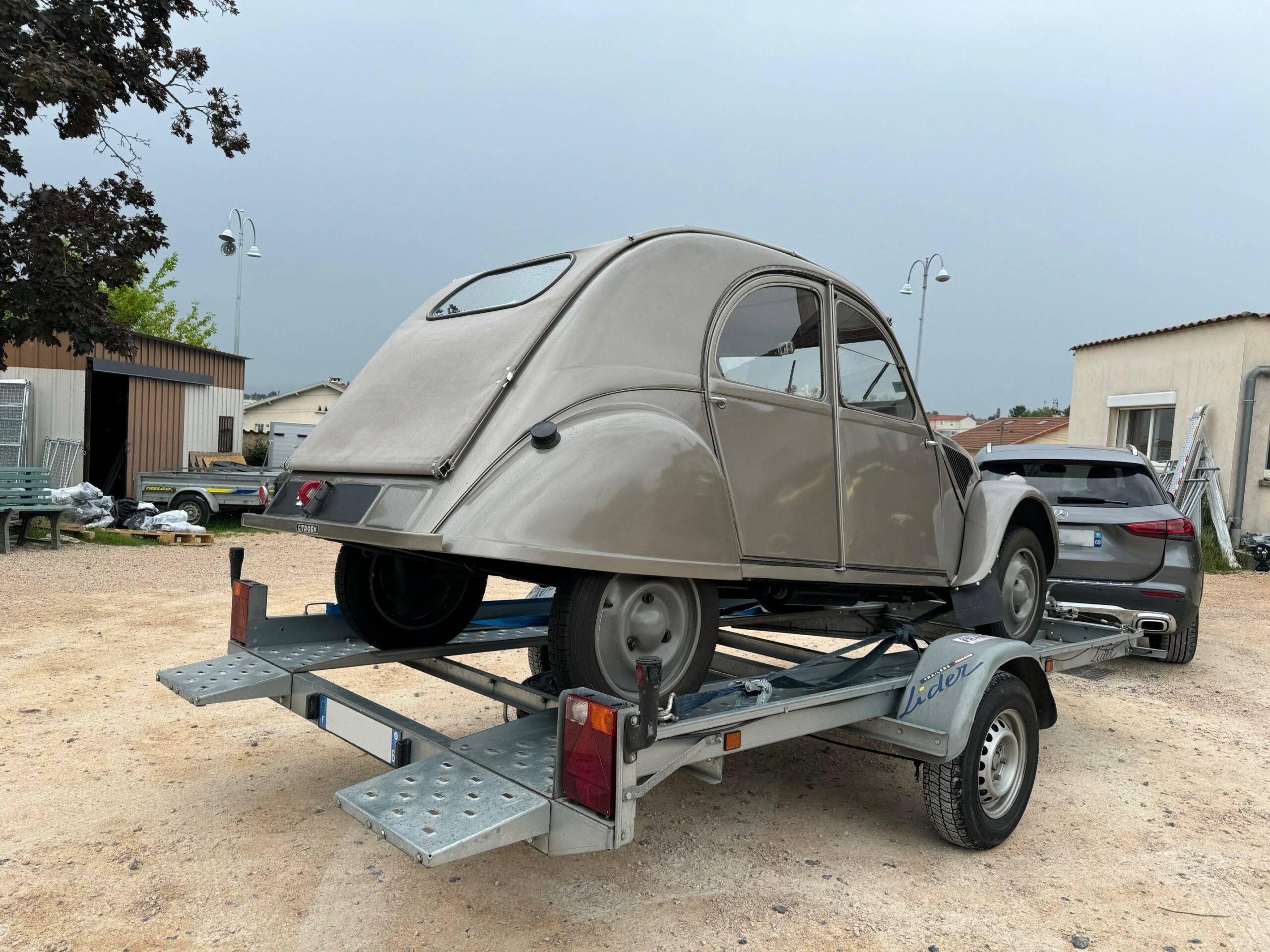 Porte voiture Lider avec une deux chevaux Porte voiture Lider avec une 2 CV