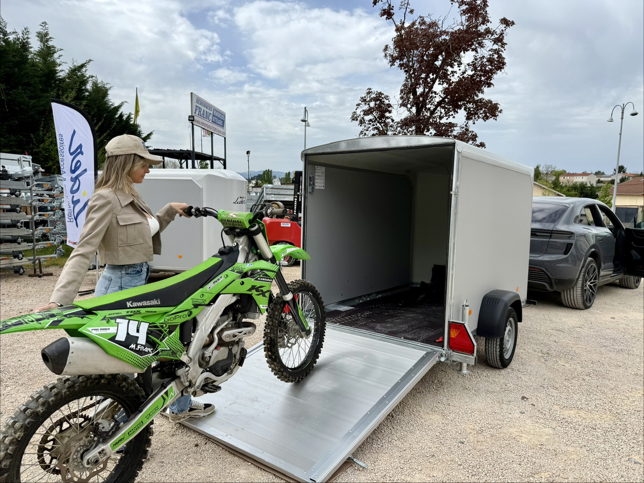 Fourgon Lider Fourgon Lider avec un motocross