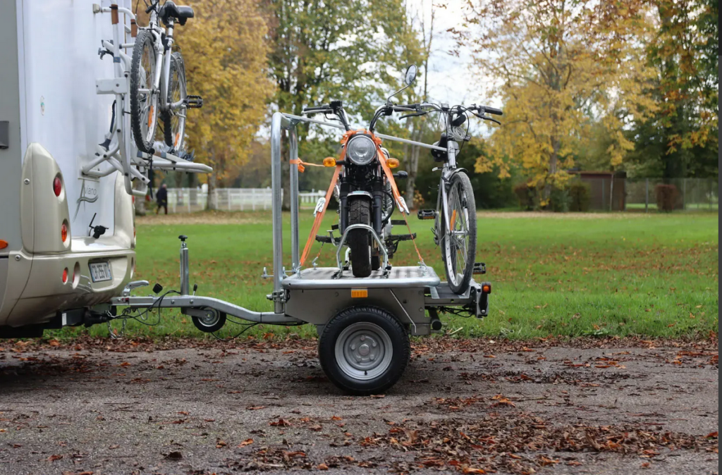Roadster Camp – moto en travers derrière le camping-car – Remorques Franc Lyon