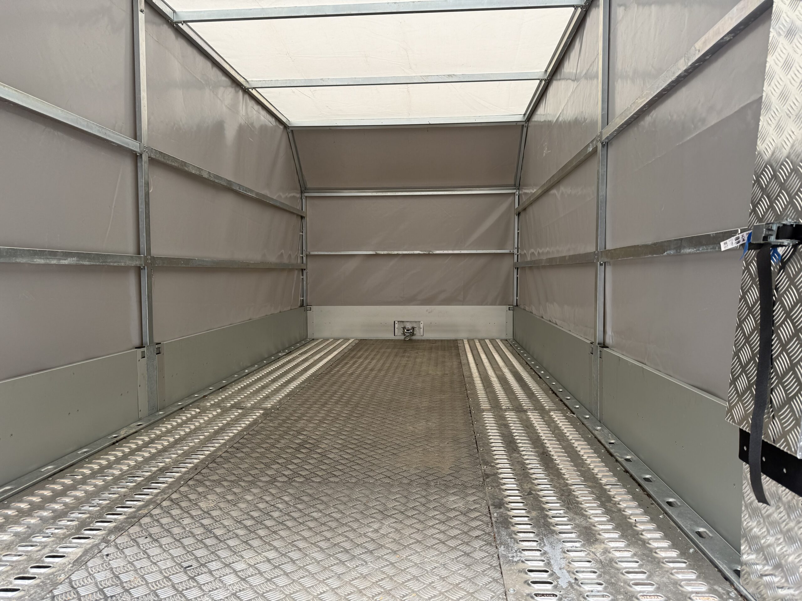 Porte voiture Lorries PL30-5021 avec bâche haute Porte voiture Lorries PL30-5021 avec bâche haute vue intérieur