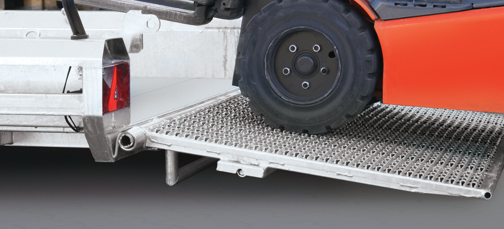 Chargement d’un engin sur le hayon d’une remorque porte-engins Hulco Terrax