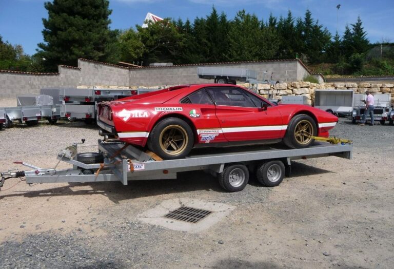 Voiture de course chargée sur un porte-voiture Anssems MSX 3000