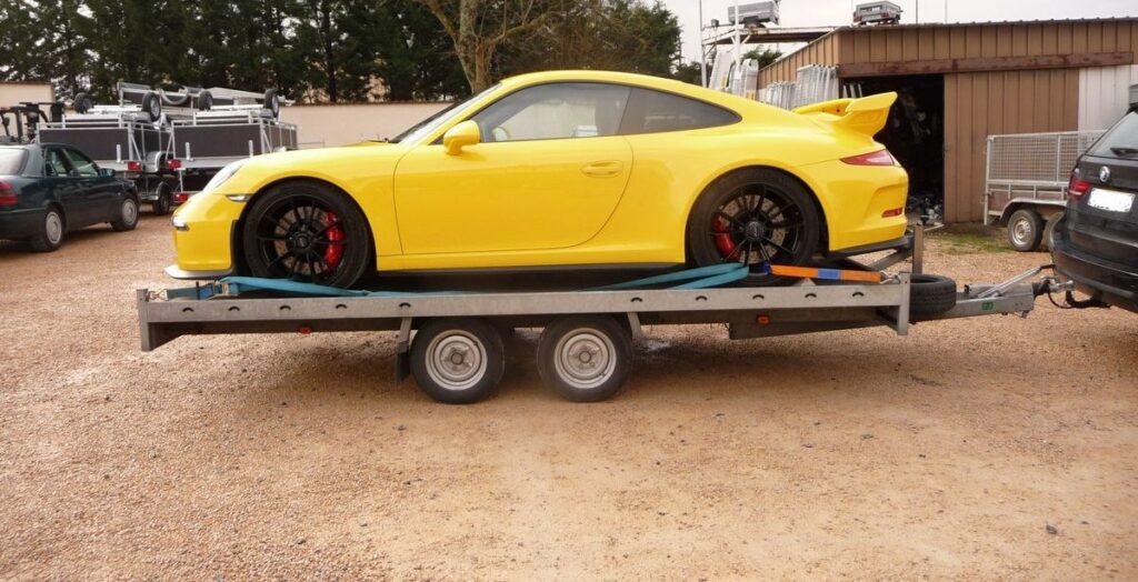 Voiture de sport chargée sur un porte-voiture Anssems MSX 3000