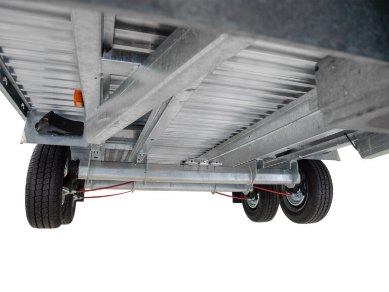 Roues sous le plateau, double essieu freiné