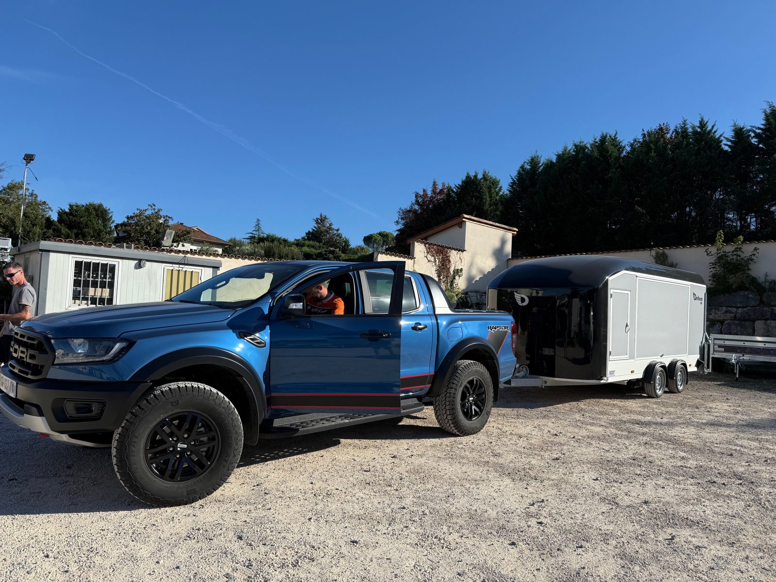 Debon Roadster 1000 Pro noir attelé à un Ford Ranger Raptor à Limonest