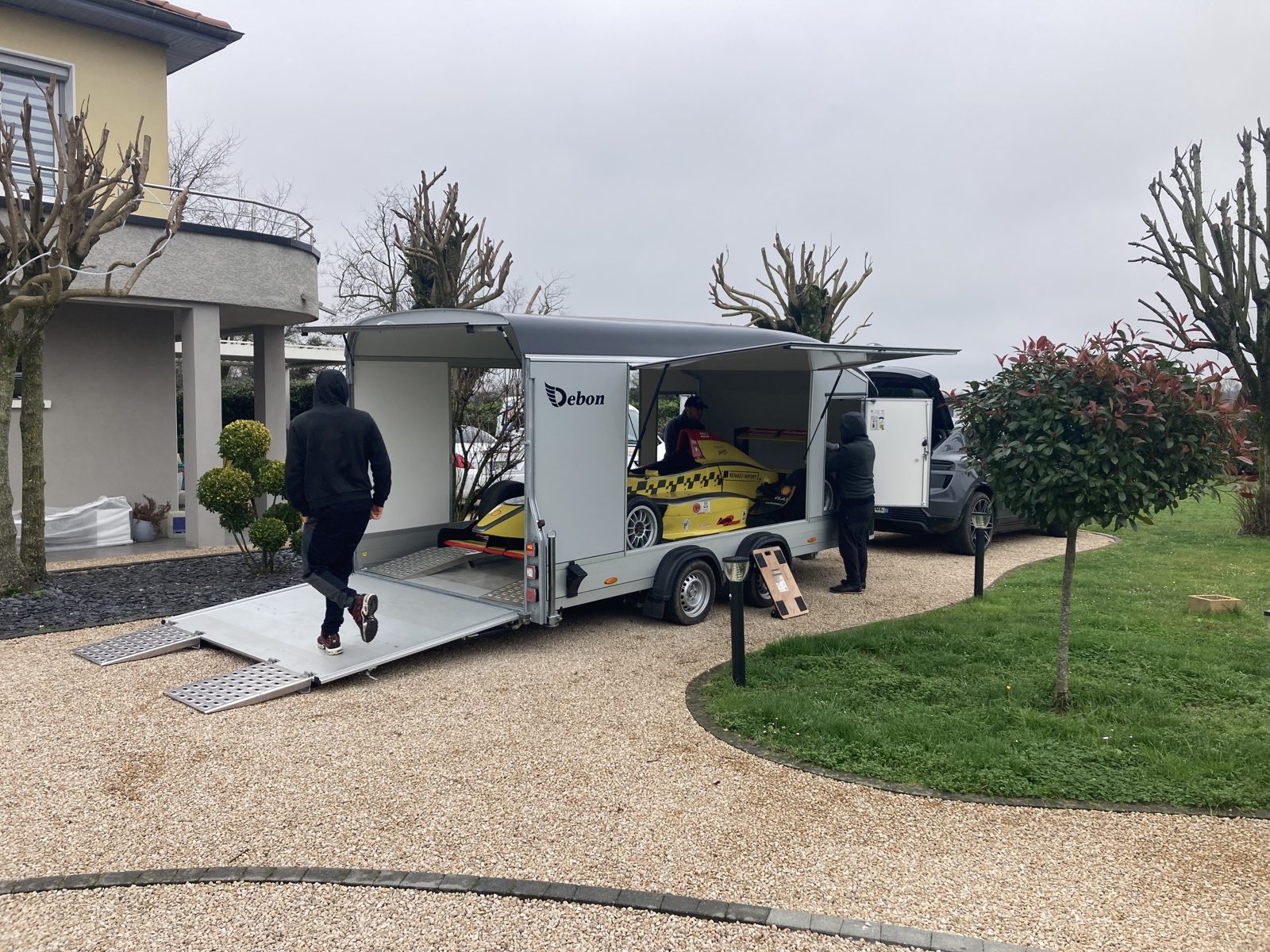 Chargement d’une Formule Renault dans un Debon Roadster 1000 Pro par le pont arrière