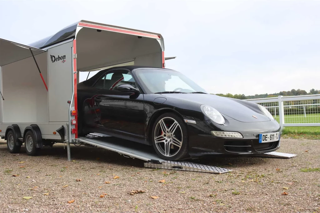 Porsche chargée sur un Roadster 1000 Pro avec les rallonges de rampes courtes