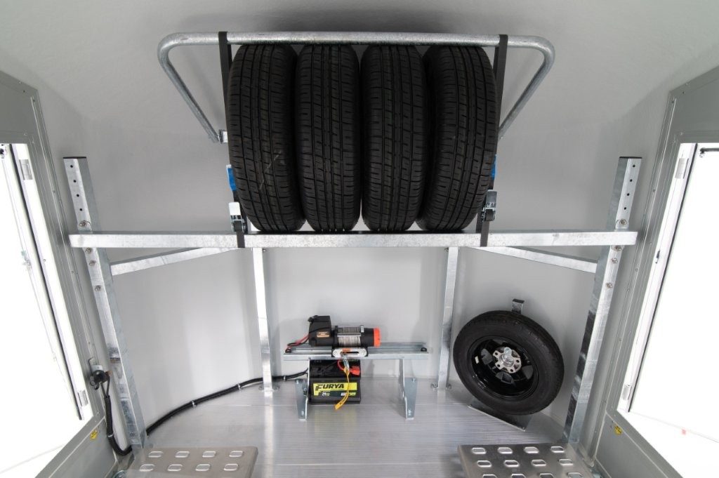 Rack à pneus du porte-voiture fermé Debon Roadster : 4 roues rangées en hauteur