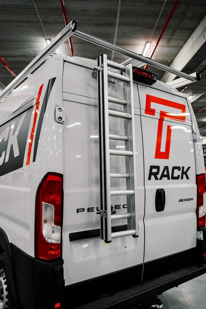 Échelle coulissante T-Rack grise sur fourgon