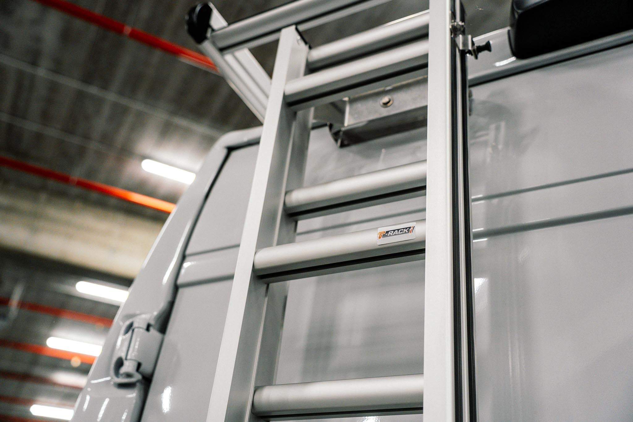 Échelle T-Rack sans perçage sur porte arrière
