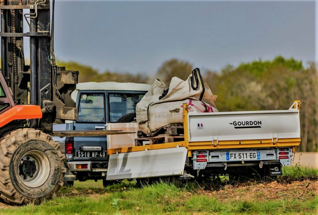 Benne RB 35 attelée à un tracteur