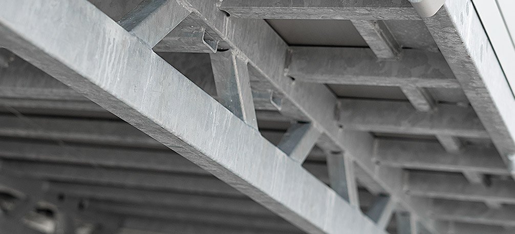 Plancher acier sur superstructure en treillis – remorque benne Hulco Benax