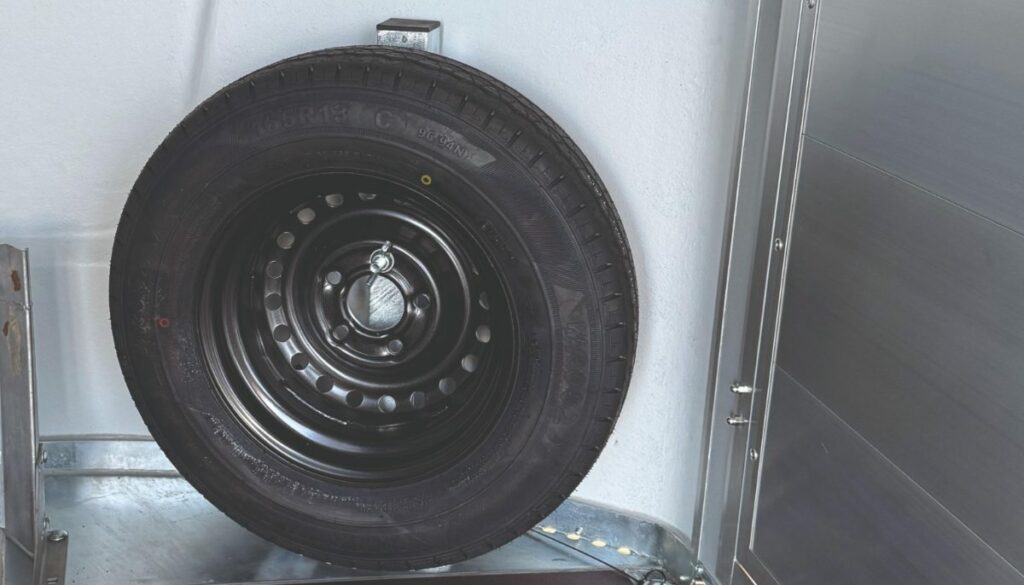 Roue de secours avec support – fourgon Lider