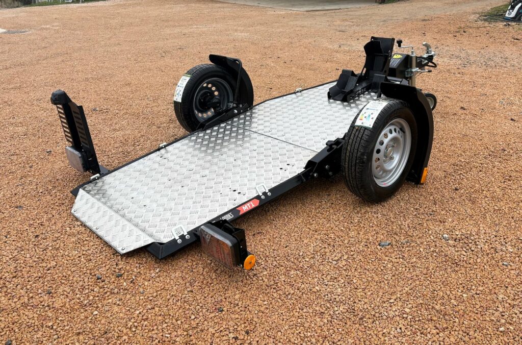 Plateau abaissé au sol, chargement sans rampe – porte-moto Lorries MT1