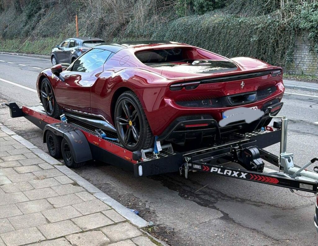 Lorries PLAXX – supercar à bord – Remorques Franc Lyon