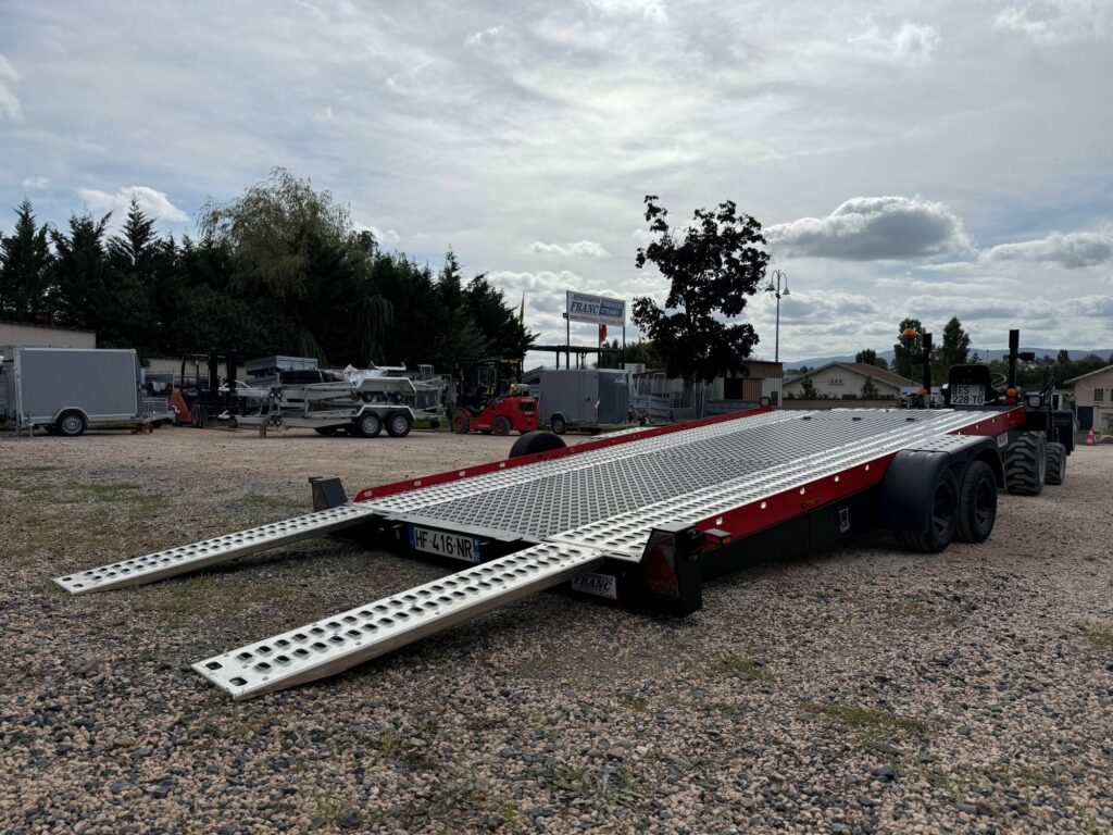 Rampes alu sorties, finition noir / rouge – porte-voiture Lorries PLAXX