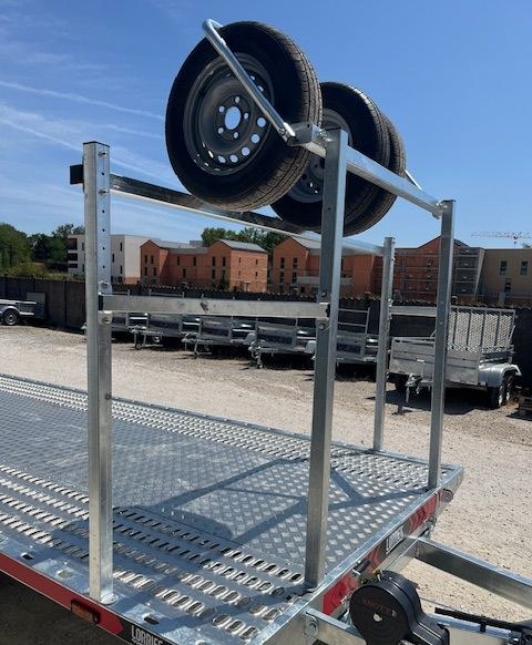 Rack à pneus en option sur porte-voiture Lorries PLI – Remorques Franc Lyon