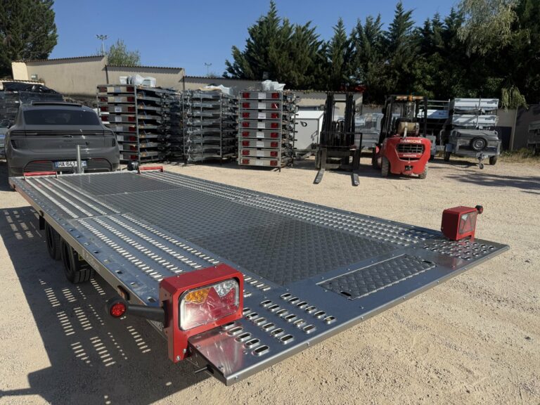 Arrière du porte-voiture Lorries PLI30-5021 avec feux LED