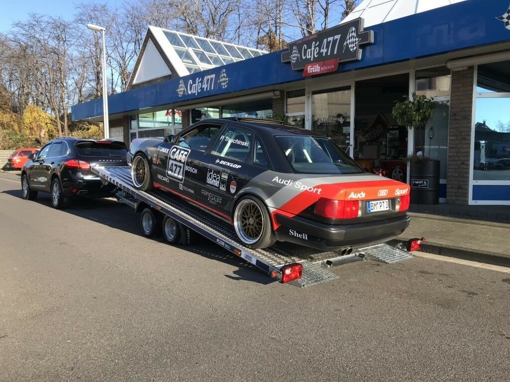 Voiture de course chargée sur un porte-voiture Lorries PLI30-5021 – Remorques Franc Lyon
