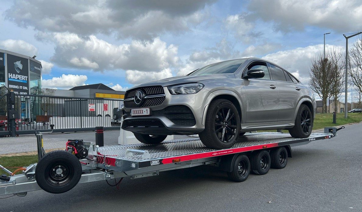 Mercedes GLE chargé sur un porte-voiture Lorries PLI35-6021 3 essieux – Remorques Franc Lyon