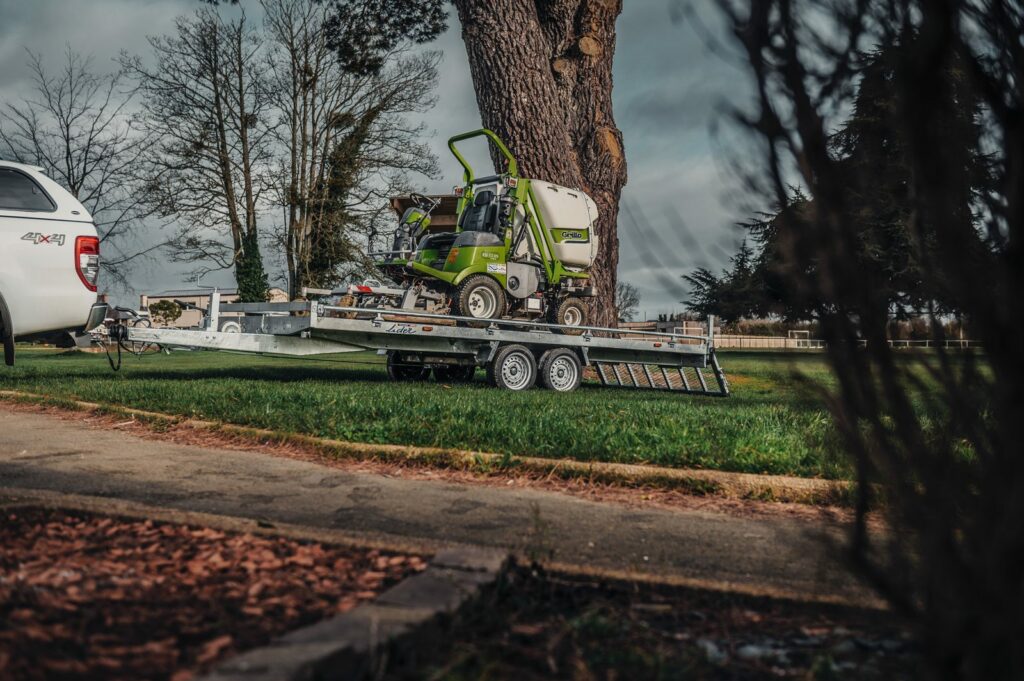 Tondeuse autoportée chargée sur plateau roues dessous Lider