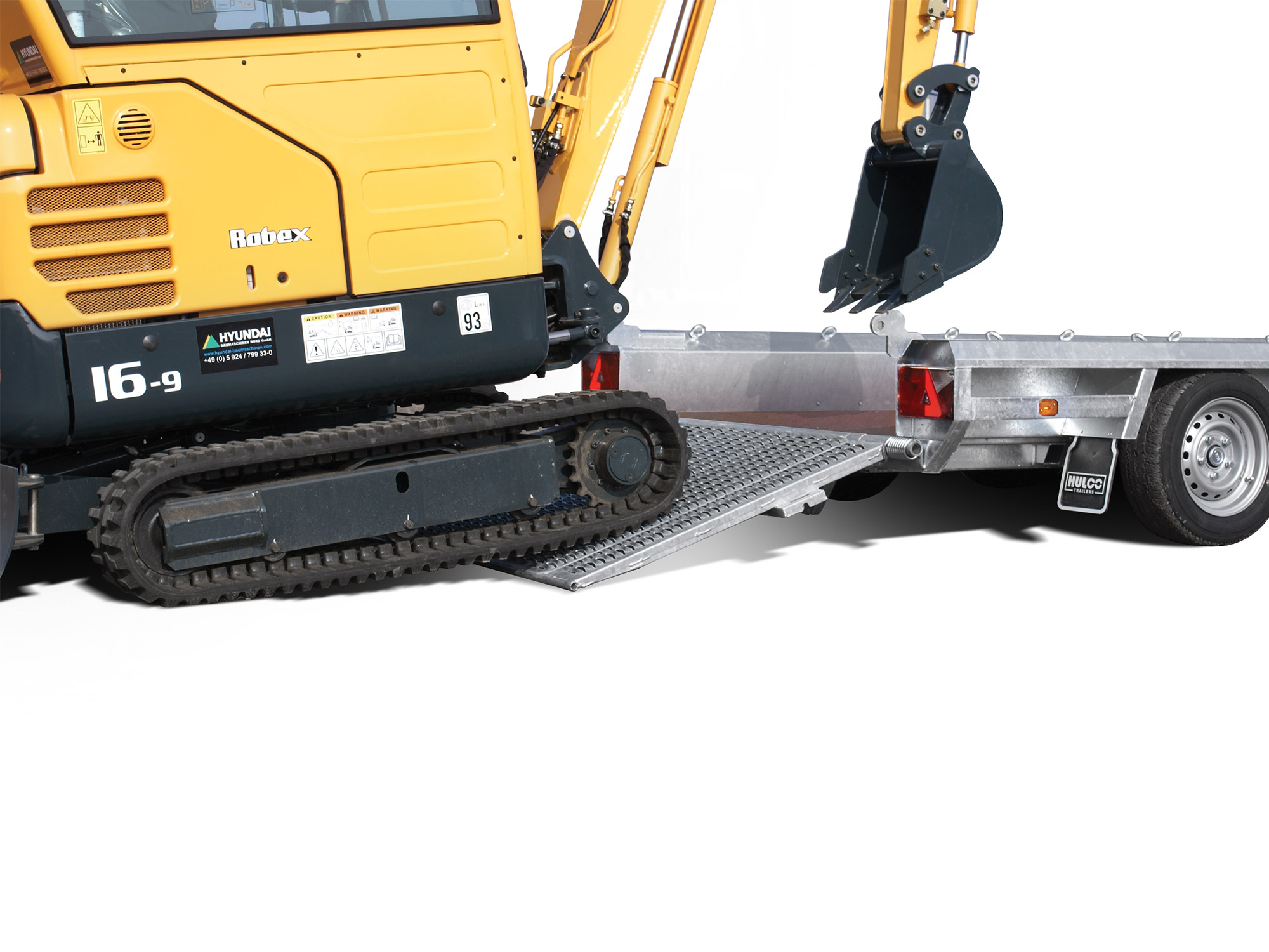 Chargement d’une mini-pelle sur porte-engins Hulco Terrax Basic, angle de montée faible – Remorques Franc Lyon