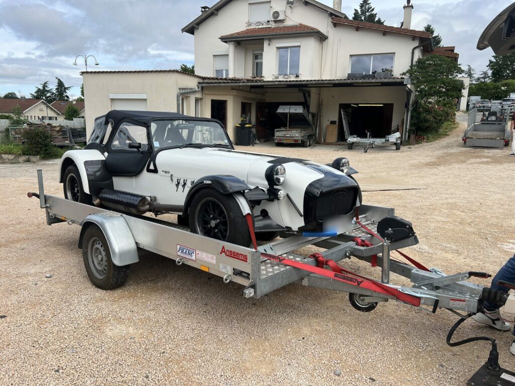 Caterham Seven sur Anssems AMT-ECO – porte-voiture Anssems à Lyon