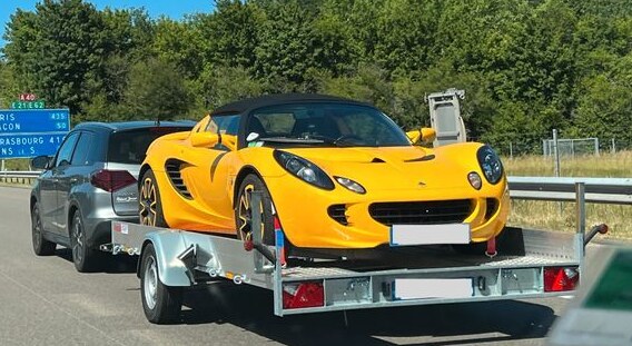 Lotus Elise sur la route en AMT-ECO – porte-voiture Anssems à Lyon