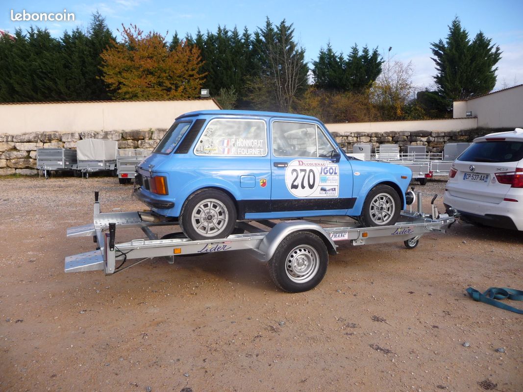 Porte-voiture Lider 39750 avec voiture de rallye