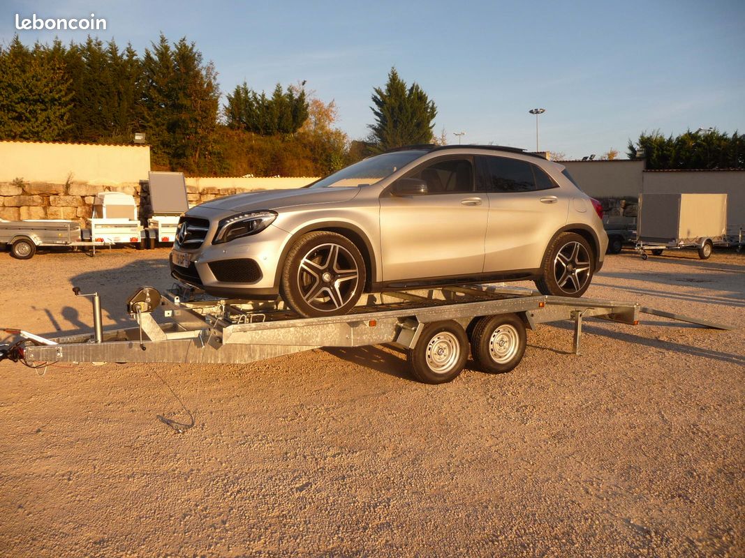 Porte-voiture Lider 39790 chargé avec une voiture