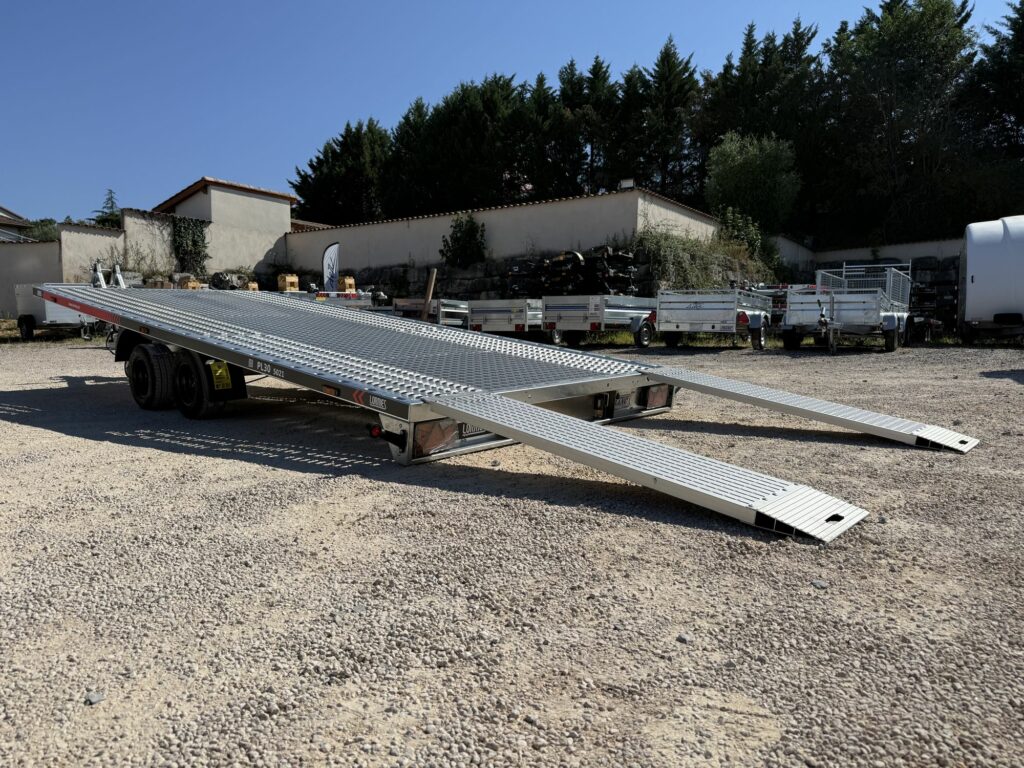 Rampes en place, prêtes au chargement – porte-voiture Lorries