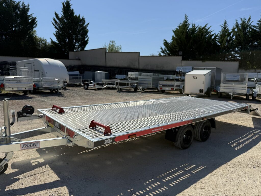 Cales rouges réglables sur le plateau perforé – porte-voiture Lorries