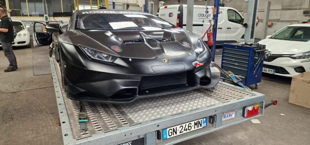 Voiture de course sur porte-voiture Lorries – Remorques Franc Lyon