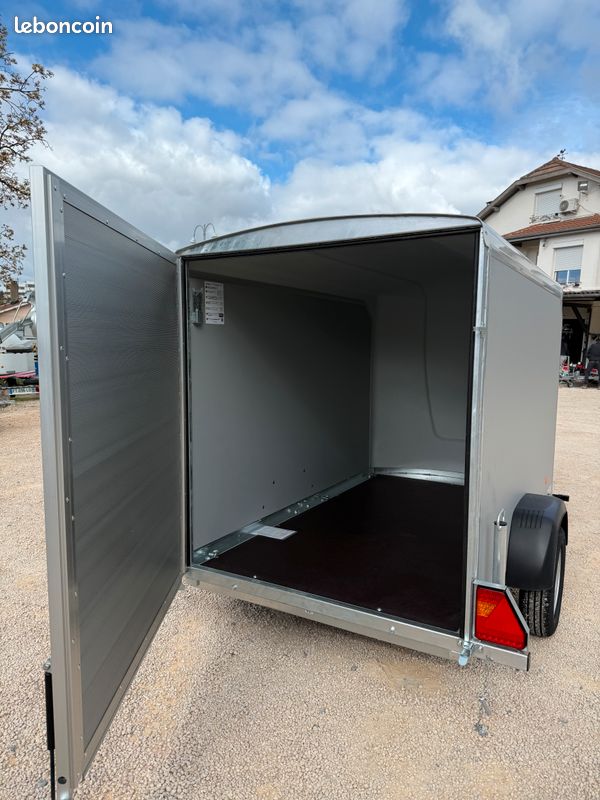 Intérieur avec porte latérale – remorque fourgon Lider