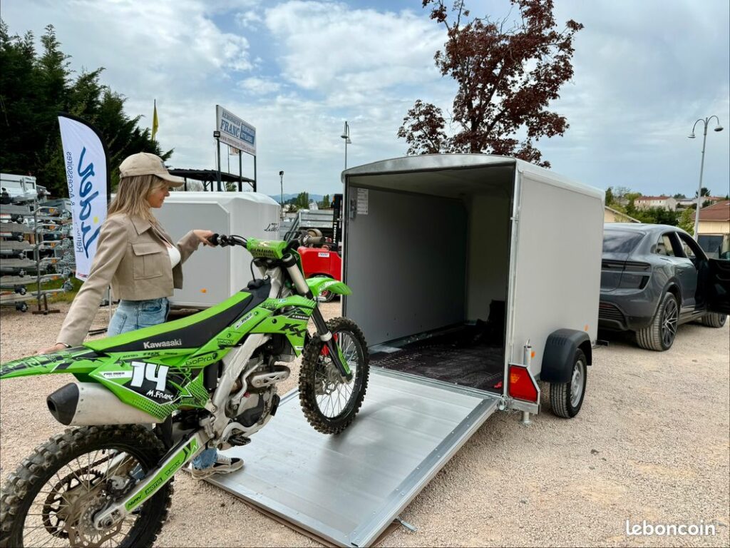 Chargement d’une moto par la porte-pont – Remorques Franc Lyon