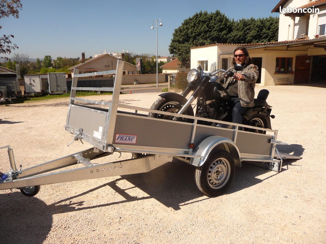Remorque Franc Trailers AF 254 à hayon chargée d’une moto