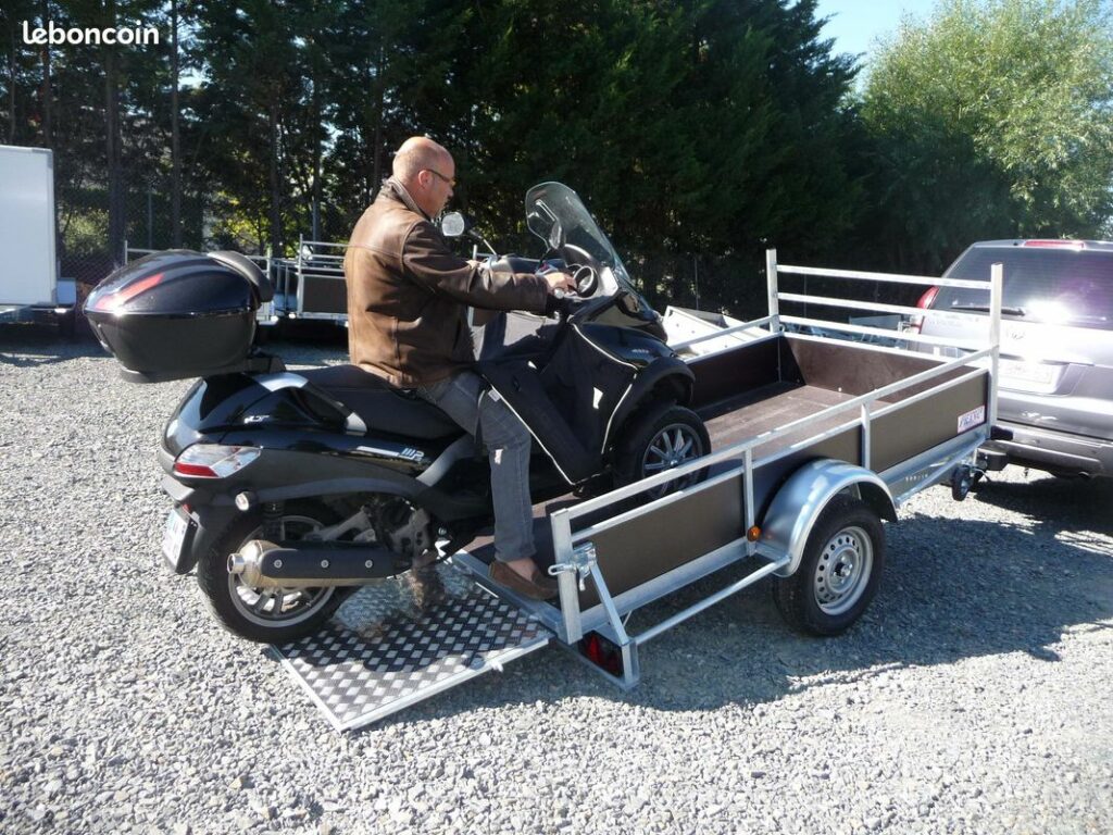 Franc AF 254 H – chargement d’une moto par le hayon – Remorques Franc Lyon