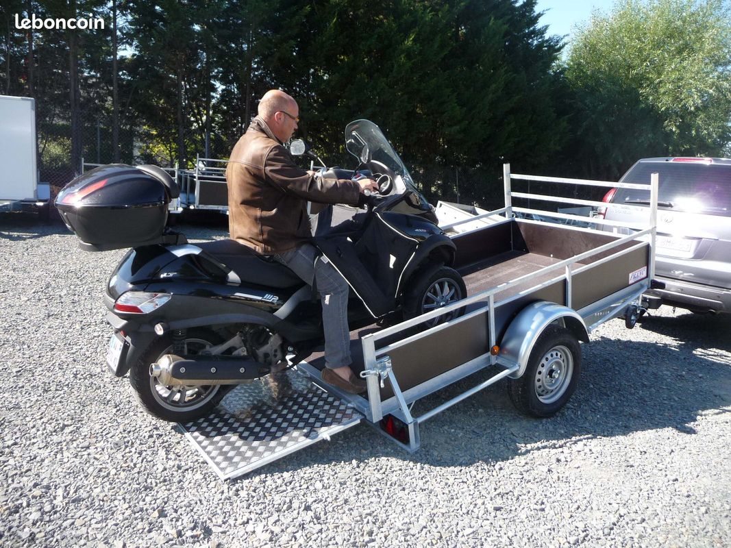 Remorque Franc Trailers AF 254 à hayon avec scooter