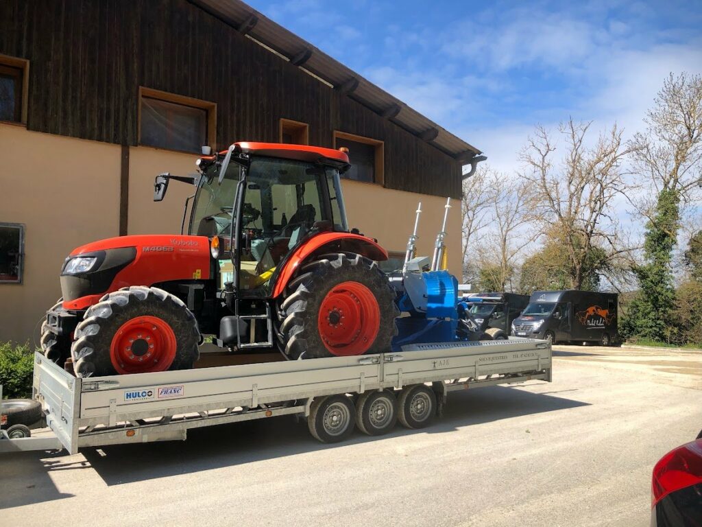 Hulco Medax 3 essieux – tracteur Kubota à bord – Remorques Franc Lyon