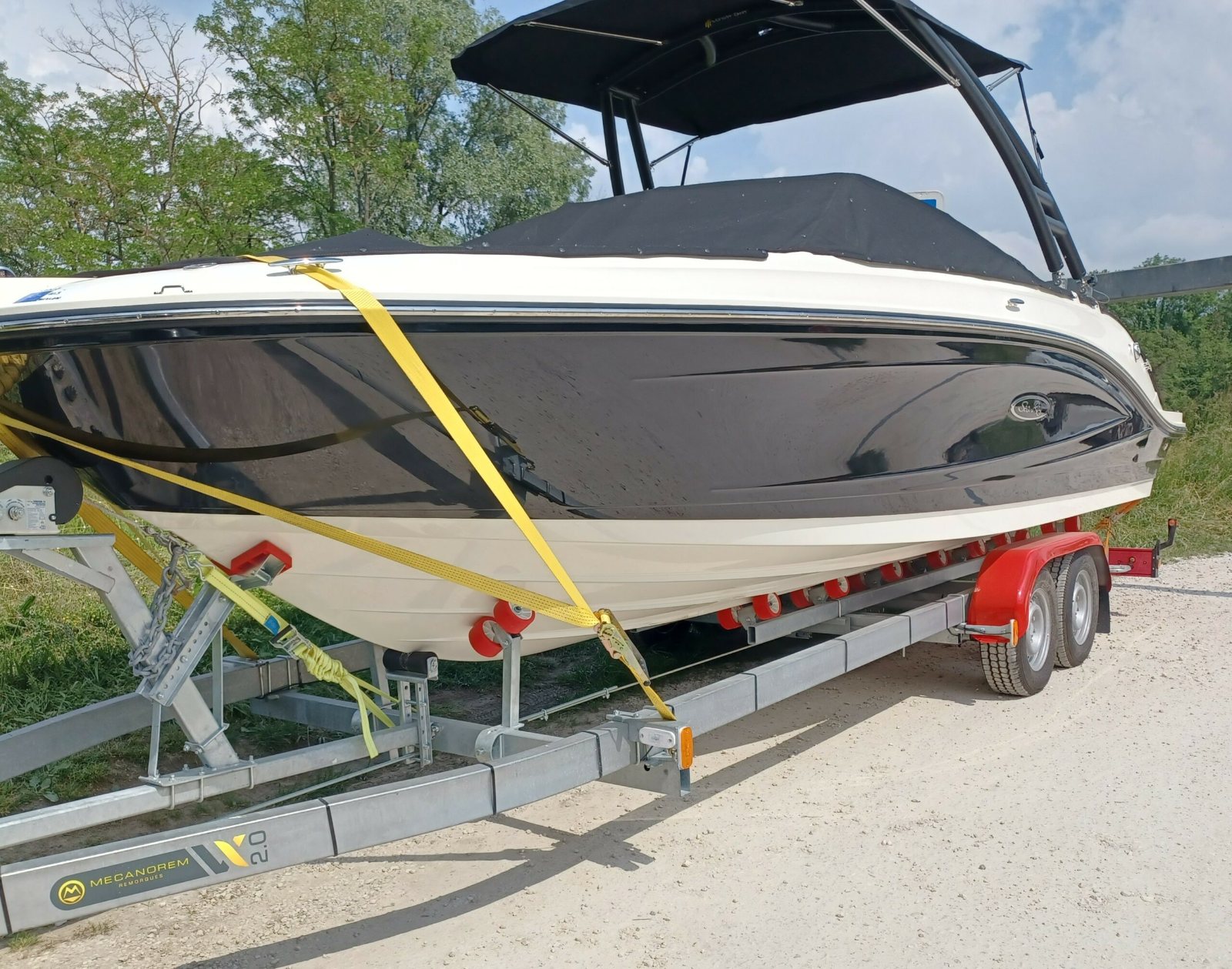 Remorque porte-bateau Mecanorem avec bateau à moteur – Lyon