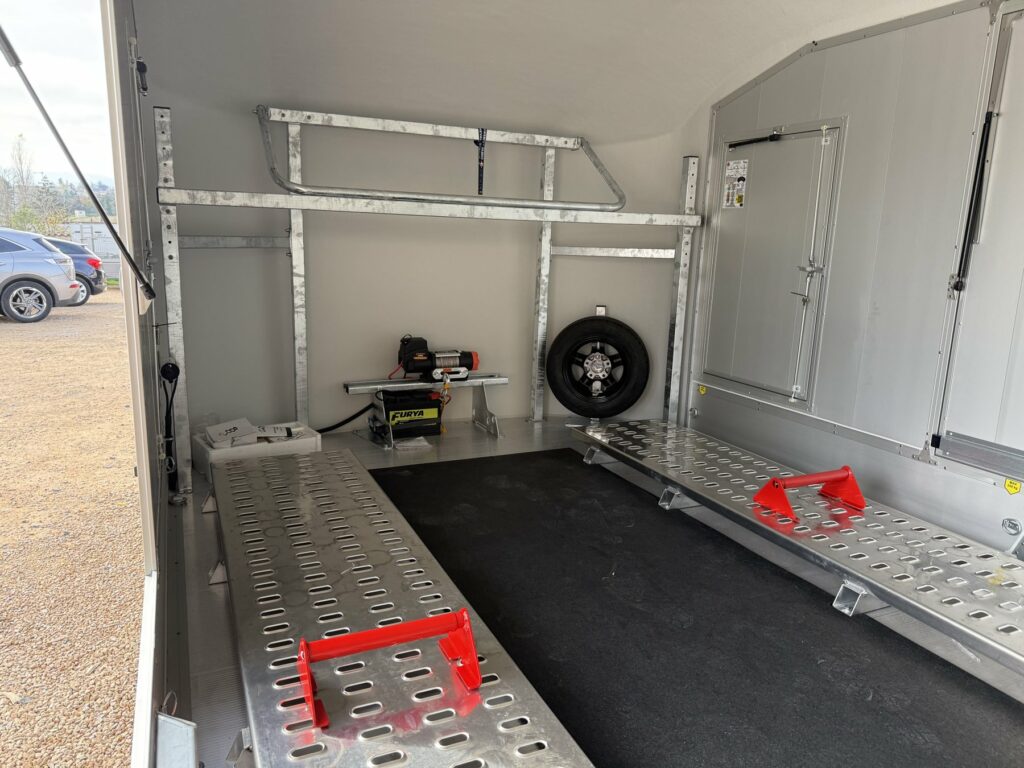 Intérieur du Debon Roadster 2000 : rails aluminium, cales de roues, treuil et roue de secours