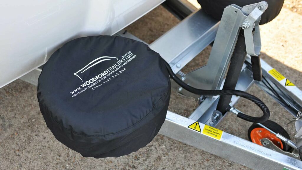 Roue de secours avec housse sur le timon